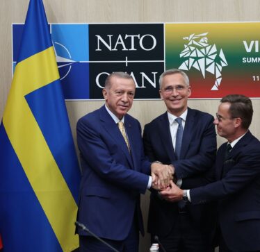 Erdogan nënshkruan dhe dorëzon në Parlament protokollin për anëtarësimin e Suedisë në NATO