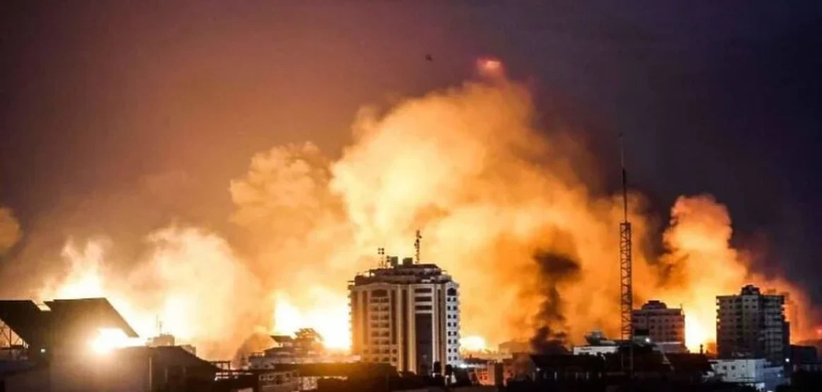 Izraeli vazhdoi sulmet ajrore në Gaza gjatë natës: Objektivat pranë spitaleve u goditën