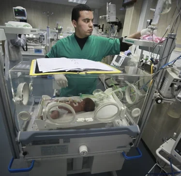 Mjekët në Gaza paralajmëruan: Jetët e foshnjave në inkubator janë në rrezik