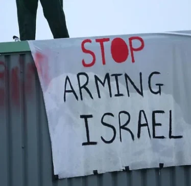 Demonstruesit në Britaninë e Madhe bllokuan një fabrikë armësh që besohet se po dërgonte armë në Izrael
