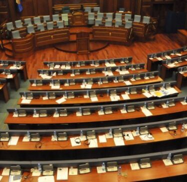 Nesër seancë e jashtëzakonshme: Debat parlamentar për koeficientin e pagave