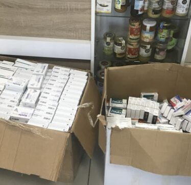 Operacion policor në tri barnatore në Pejë, gjenden 22 lloje të barnave pa banderola