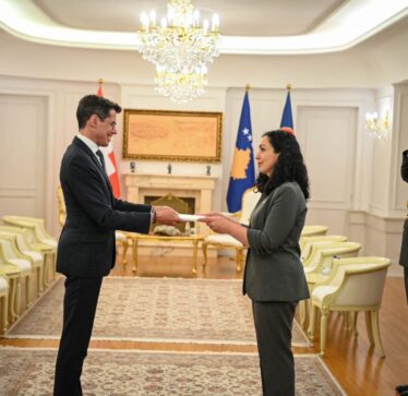 Presidentja Osmani priti në takim ambasadorin e ri të Konfederatës Zvicerane, Jürg Sprecher