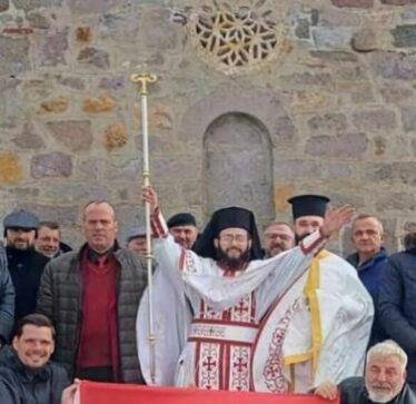 Serbët kapen me At Nikolla Xhufkën: Ngre flamurin në kishat me pronësi serbe