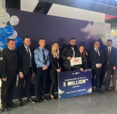 Ky është udhëtari i 3-miliontë në Aeroportin “Adem Jashari”, fiton pushim në Turqi