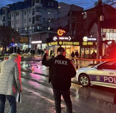 Policia konfirmon se gjeti veturën që dyshohet se u përdor nga grabitësit e armatosur në Suharekë