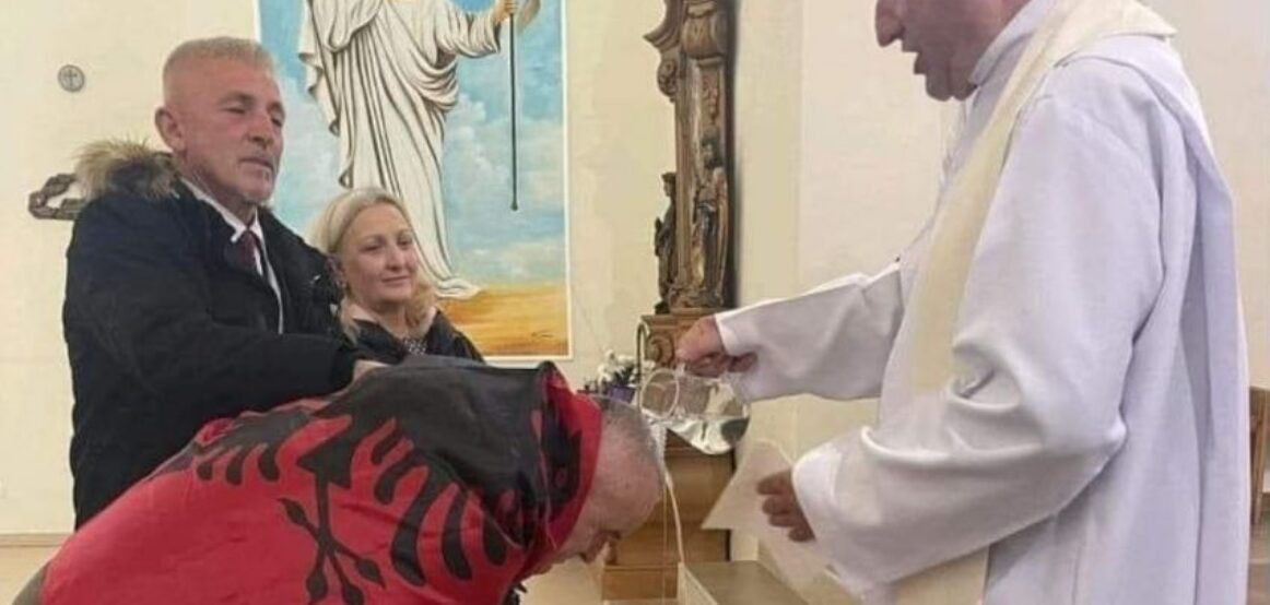 Kisha Katolike insiston se Sabit Geci ka ndërruar fenë, publikon pamje nga momenti i pagëzimit
