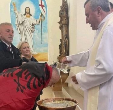 Kisha Katolike insiston se Sabit Geci ka ndërruar fenë, publikon pamje nga momenti i pagëzimit