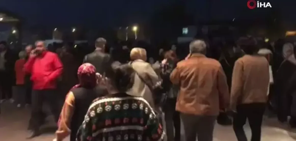 Dy tërmete të njëpasnjëshme godasin Turqinë, frikë te banorët