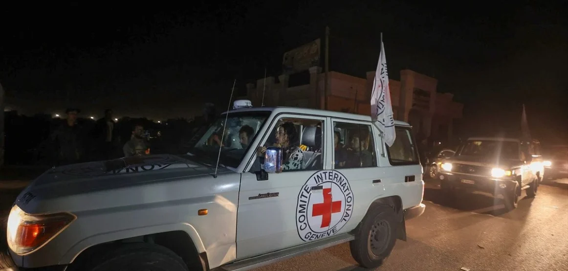 Grupi i parë i pengjeve të mbajtura nga Hamasi mbërriti në Izrael, u shkëmbyen edhe palestinezët
