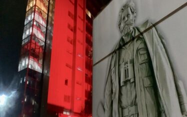 Ndërtesa e Qeverisë së Kosovës ndriçohet në të kuqe