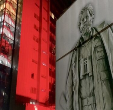 Ndërtesa e Qeverisë së Kosovës ndriçohet në të kuqe