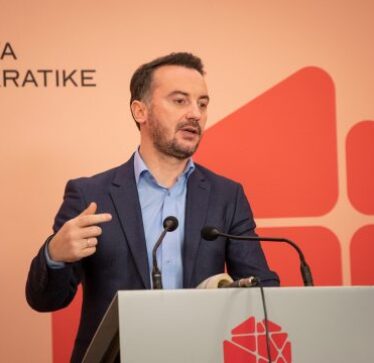 Molliqaj thotë se është arrestuar aktvistja e PSD-së që tentoi të pengojë fjalimin e Kurtit