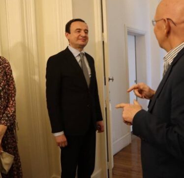 Kurti në Paris takon ekonomistin e njohur dhe anëtarët e shkollës së lartë normale