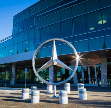Prodhuesi i automjeteve Mercedes dërgon ndihmë financiare për Izraelin