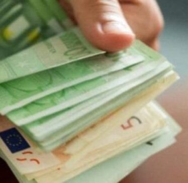 Kosovarët shënojnë rekord në kursime, 5.89 miliardë euro në banka