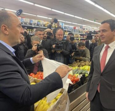 Kur s’ke projekte reklamon qeset në dyqane, Deputeti i Ldk-së Avdullah Hoti thumbon Kurtin
