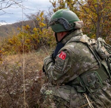 Ushtarët turq duke patrulluar maleve të Kosovës