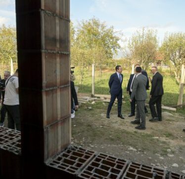 Kurti vizitoi tri familje të komuniteteve jo shumicë, përfituese për ndërtimin dhe renovimin e shtëpive