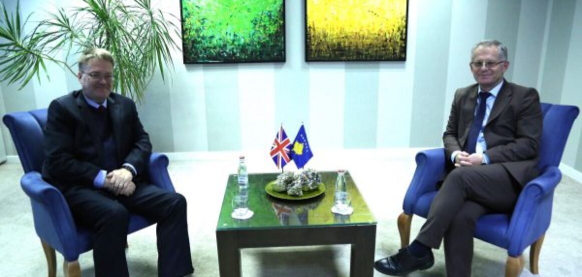 Bislimi takohet me ambasadorin britanik, flasin për situatën e sigurinë në veri