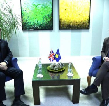 Bislimi takohet me ambasadorin britanik, flasin për situatën e sigurinë në veri