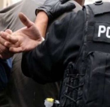 Arrestohet një polic në Gjakovë, dyshohet për veprat penale “ngacmim” dhe “dhunim”