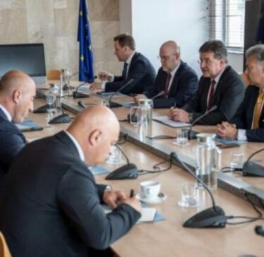 Politikani serb: BE dhe SHBA kërkojnë kandidatin për ndërrimin e pushtetit në Kosovë