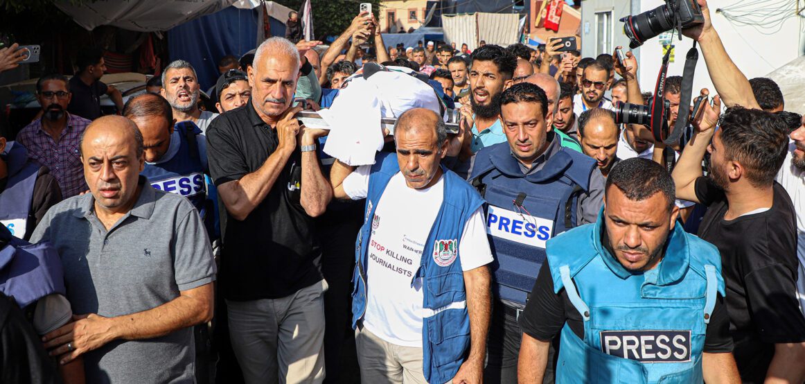 Të paktën 39 gazetarë të vrarë në luftën Izrael-Hamas në “muajin më vdekjeprurës”