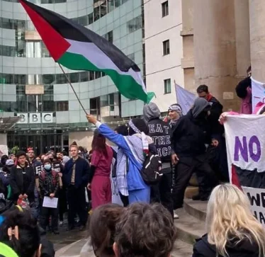 Protesta para BBC: “Nuk mund të fshihesh, ne të akuzojmë për gjenocid”
