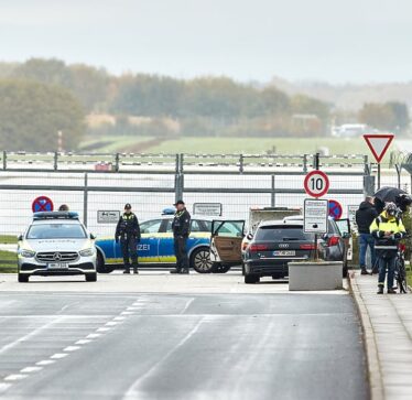 Pas 15 orësh, dorëzohet babai që mbante peng vajzën e tij në aeroportin e Hamburgut