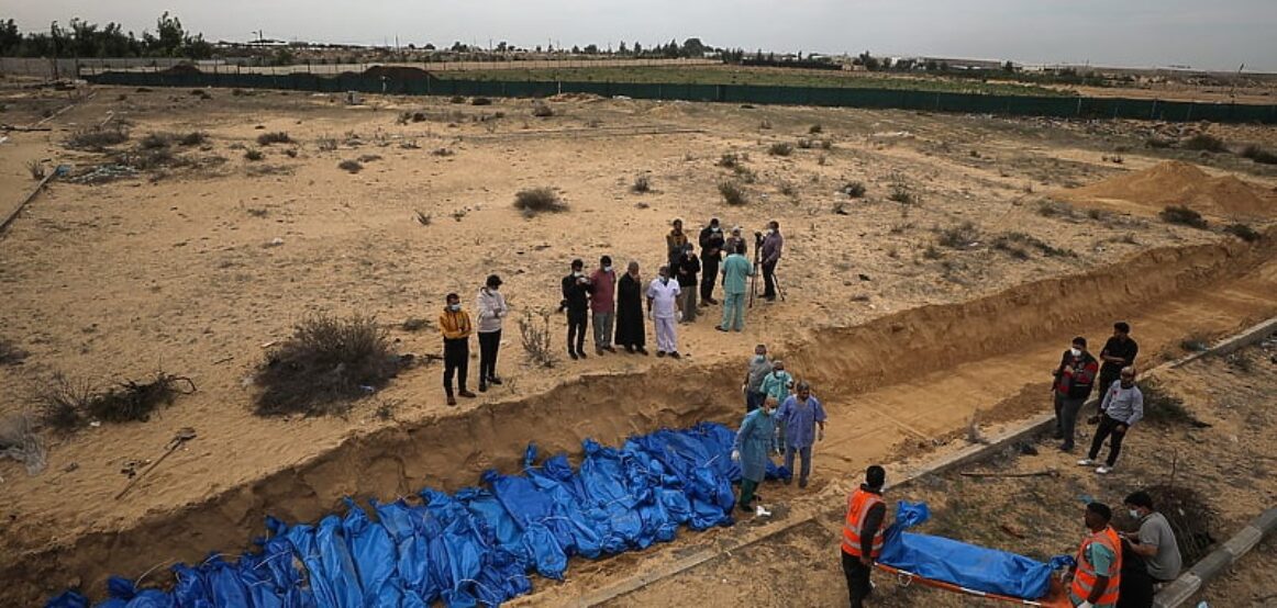 Pamje të tmerrshme nga Gaza: Dhjetëra njerëz u varrosën në një varr masiv
