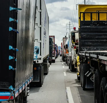 Shoferët e kamionëve nga Polonia bllokuan kufirin me Ukrainën, njoftoi Komisioni Evropian sanksione