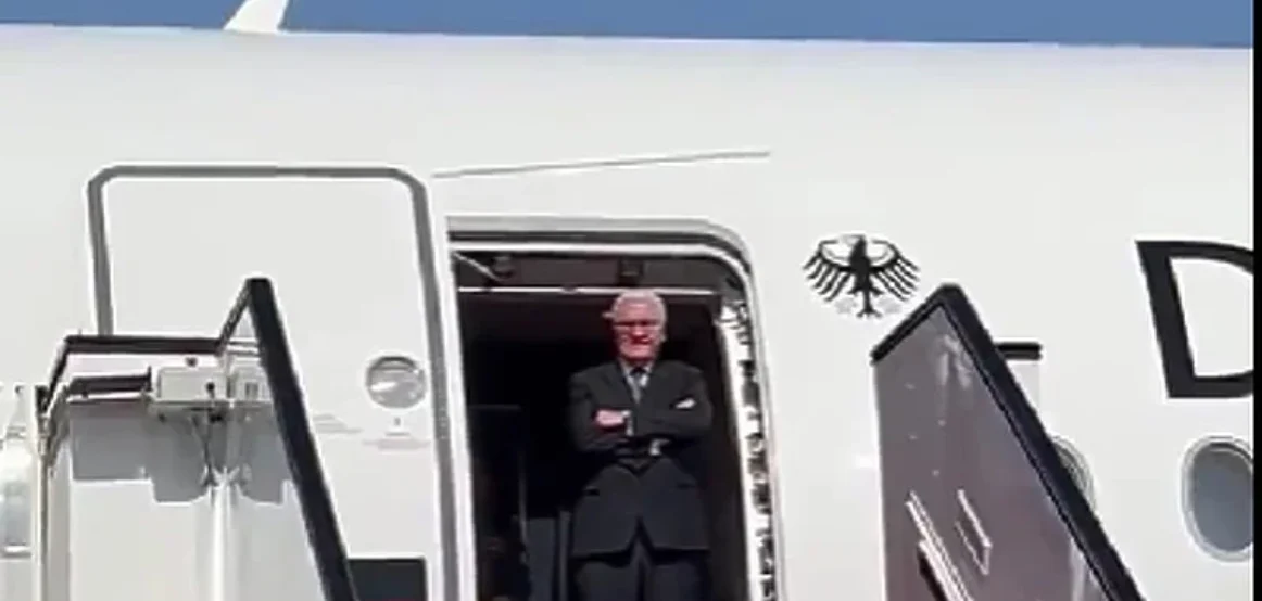 Presidenti gjerman Steinmeier u la në pritje të mikpritësve për tridhjetë minuta në aeroportin e Katarit