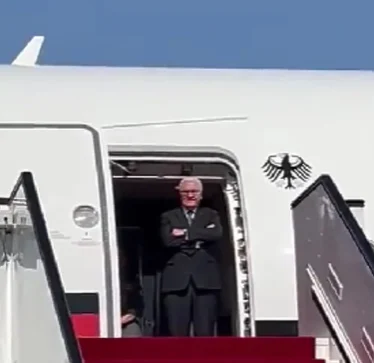 Presidenti gjerman Steinmeier u la në pritje të mikpritësve për tridhjetë minuta në aeroportin e Katarit