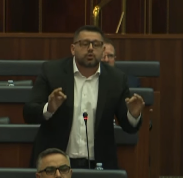 Bekë Berisha deputetëve të AAK-së: Po i duartrokisni Zajednicës, ata para juve kanë gjuajt molotov e gurë