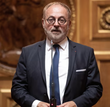 Senatori francez arrestohet me dyshimin se drogoi një deputete me qëllim që ta përdhunonte