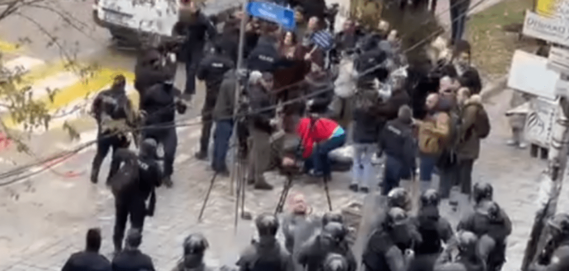 Përplasja PSD-Polici, një gazetar shihet i shtrirë para hotelit ku po qëndron Trëndafilova