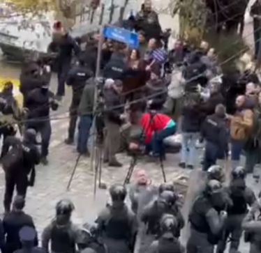 Përplasja PSD-Polici, një gazetar shihet i shtrirë para hotelit ku po qëndron Trëndafilova