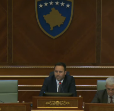 “Për një sekond ju çoj n’shpi”, kështu i drejtohet Konjufca deputetëve të LVV-së