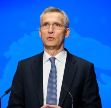 Stoltenberg thotë se NATO po shqyrton nëse shtimi i trupave në Kosovë duhet të jetë më afatgjatë