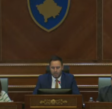 “Kurti ka dezertu në luftë, është arrestu me duar në xhepa”, Konjufca i reagon ashpër Haxhiut në Kuvend