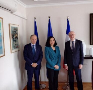 Presidentja në Ambasadën franceze për takim me emisarin Troccaz, ambasadori Guerot jep detaje