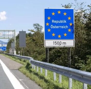 Ministri austriak: Kontrollet në kufirin me Sllovakinë do të zgjasin për sa kohë të jetë e nevojshme