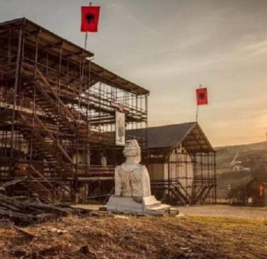 Kullat e Jasharajve ende të parenovuara, rrezikojnë të shemben e historia e lirisë të zhduket