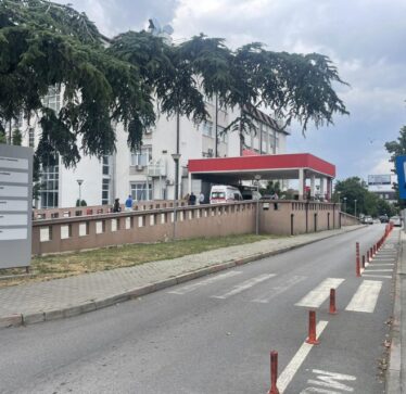 Njëri nga të lënduarit në aksidentin në rrugën Prishtinë-Gjilan në gjendje të rëndë