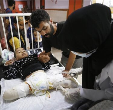 Vogëlushi 3-vjeçar nga Gaza u mbijetoi tri sulmeve izraelite, por i amputohen të dy këmbët