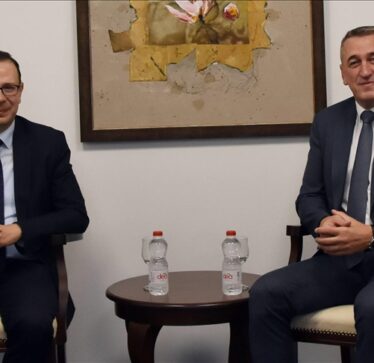 Kosovë, ministri për Komunitete dhe Kthim, Rashiq priti në takim ambasadorin turk Angılı