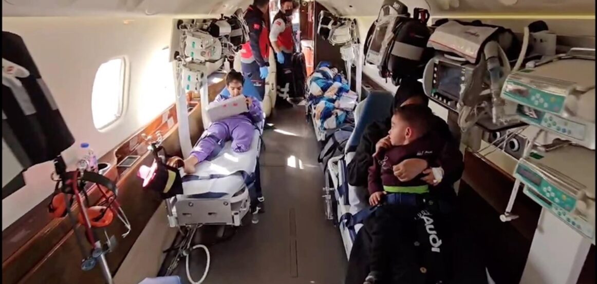 Avioni-ambulancë i Turqisë dërgon tre fëmijë të plagosur nga Gaza