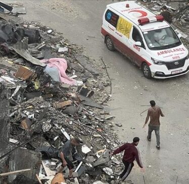 Shfaqet “momenti i fatkeqësisë” së përjetuar nga civilët në ambulancë gjatë sulmit të Izraelit në Gaza