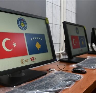 KFOR-i Turk rinovon dhe rikthen në funksion sallën e kompjuterëve në një shkollë të Prizrenit